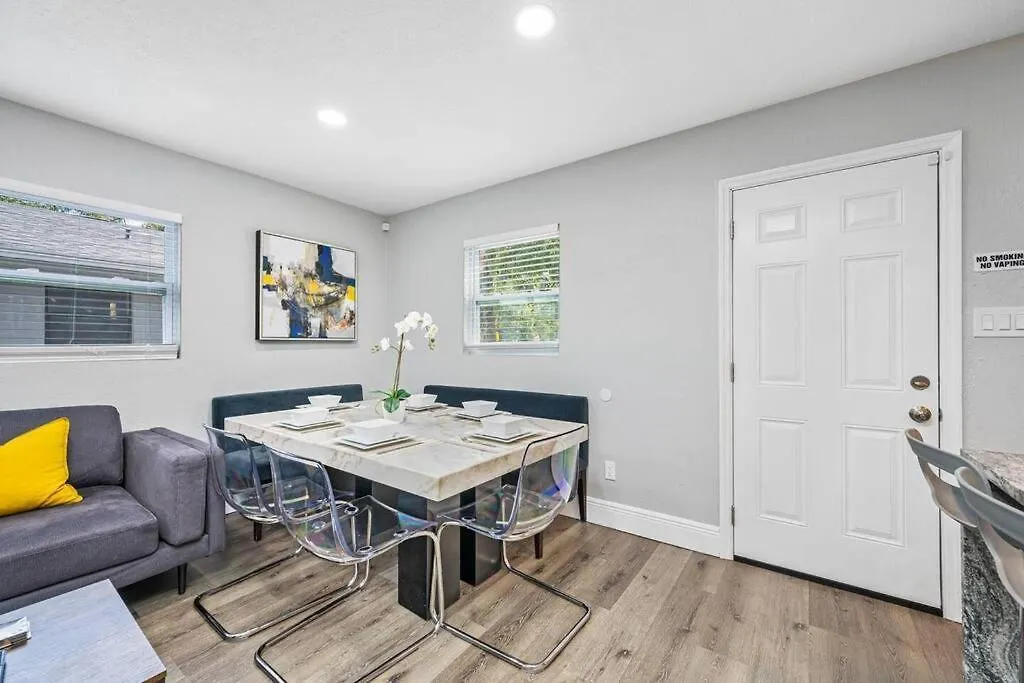 Contemporary & Fully Updated Heated Pool Home Tampa USA