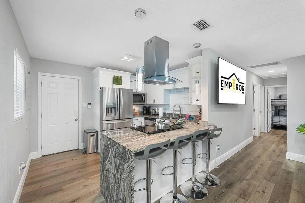 Contemporary & Fully Updated Heated Pool Home Tampa Feriehus