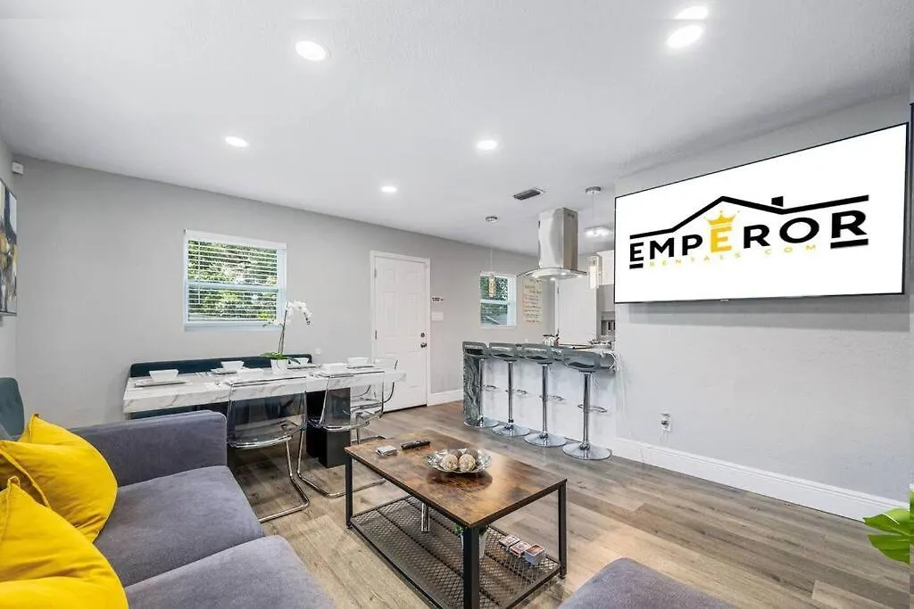 Contemporary & Fully Updated Heated Pool Home Tampa Feriehus