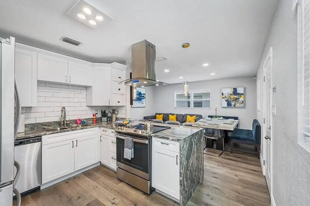 Feriehus Contemporary & Fully Updated Heated Pool Home Tampa