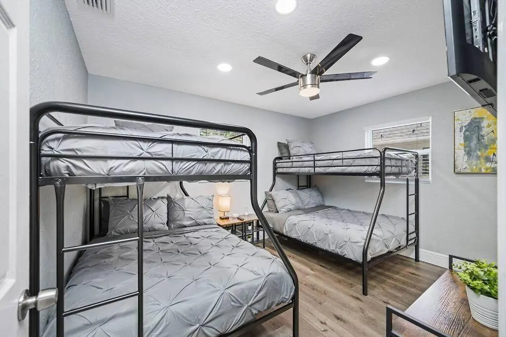 Contemporary & Fully Updated Heated Pool Home Tampa USA