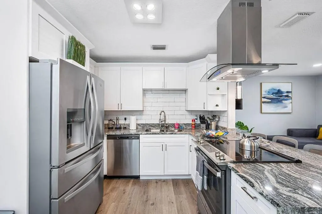 Feriehus Contemporary & Fully Updated Heated Pool Home Tampa
