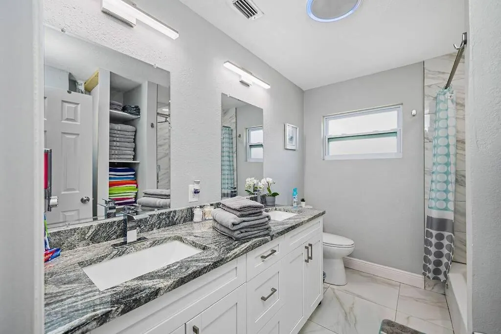 Feriehus Contemporary & Fully Updated Heated Pool Home Tampa USA