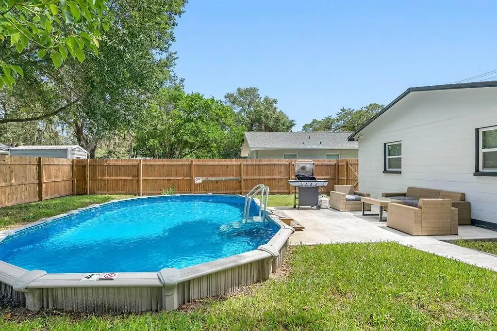 Contemporary & Fully Updated Heated Pool Home Tampa Feriehus