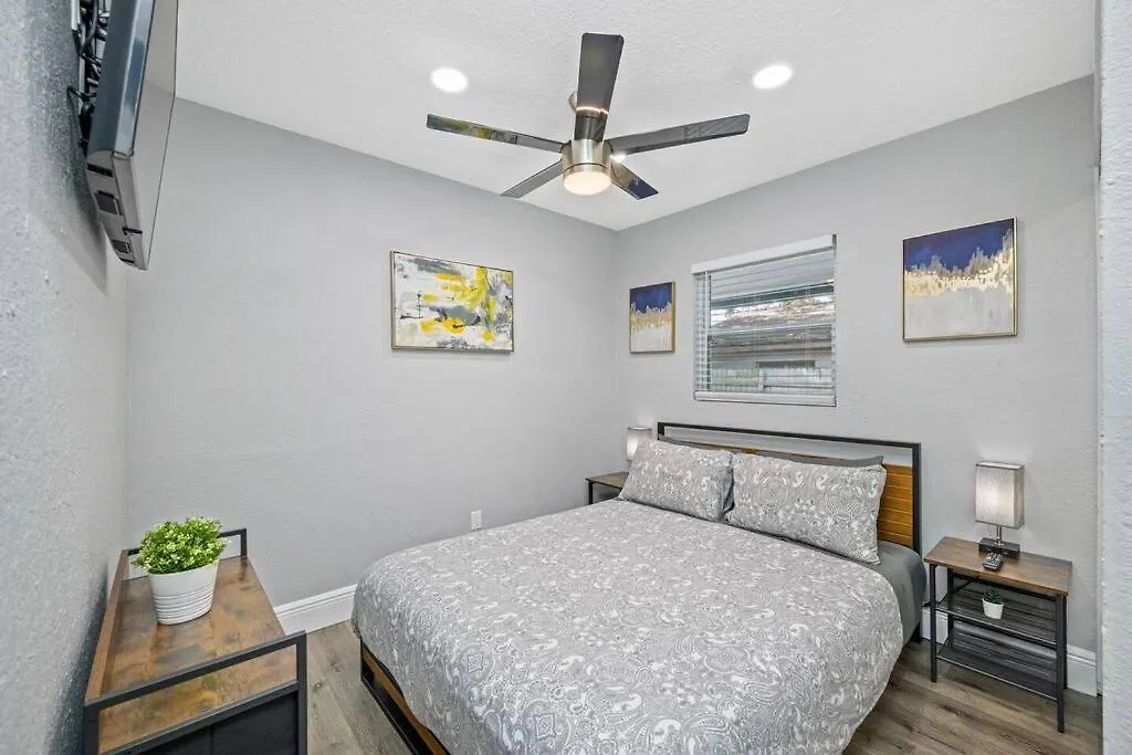 Contemporary & Fully Updated Heated Pool Home Tampa Feriehus
