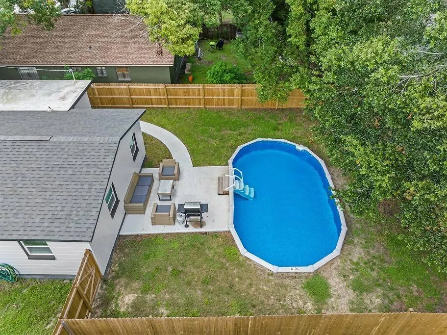 Contemporary & Fully Updated Heated Pool Home Tampa USA