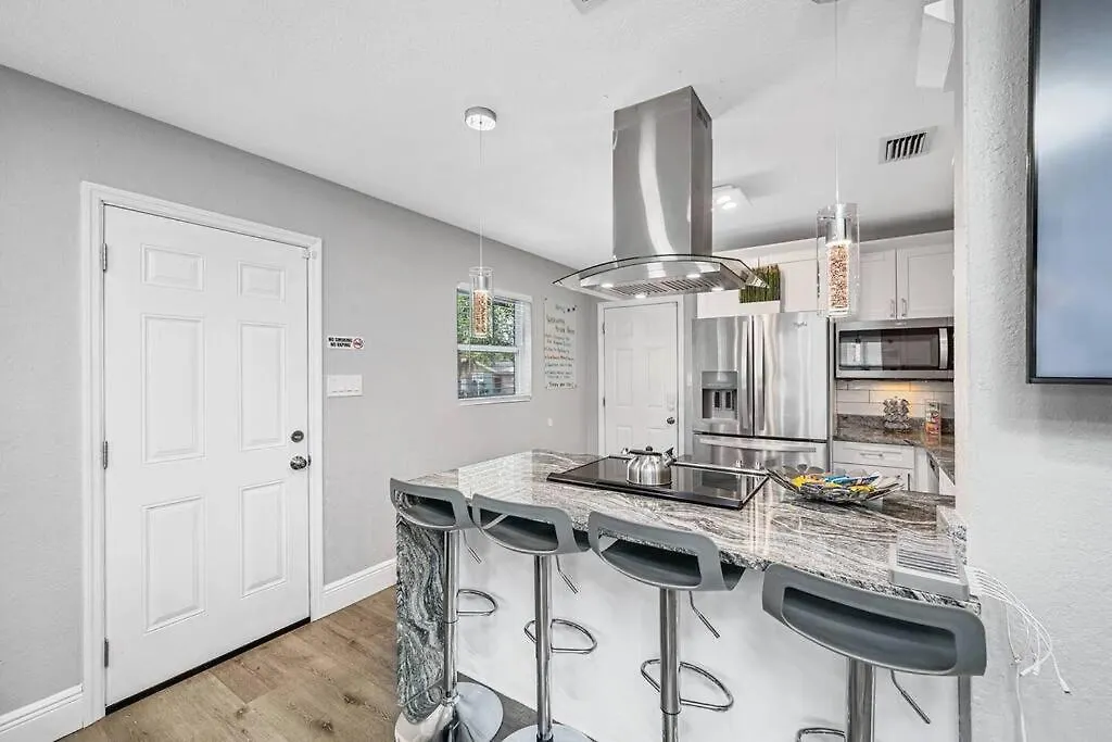 Contemporary & Fully Updated Heated Pool Home タンパ 0*,