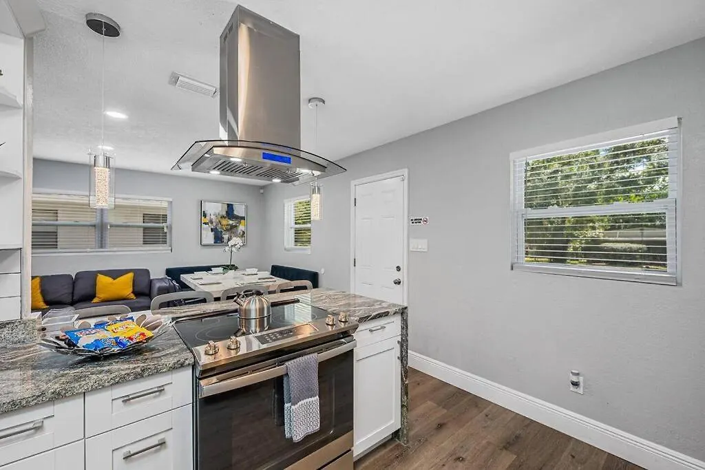 Contemporary & Fully Updated Heated Pool Home タンパ 別荘