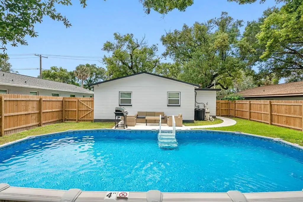 Contemporary & Fully Updated Heated Pool Home タンパ