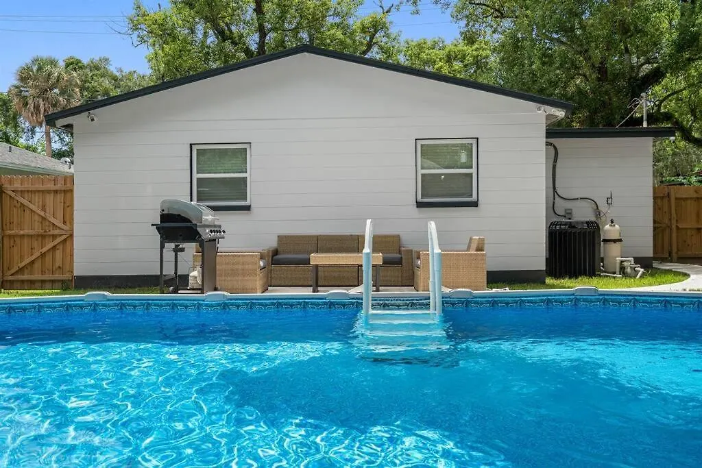 別荘 Contemporary & Fully Updated Heated Pool Home タンパ
