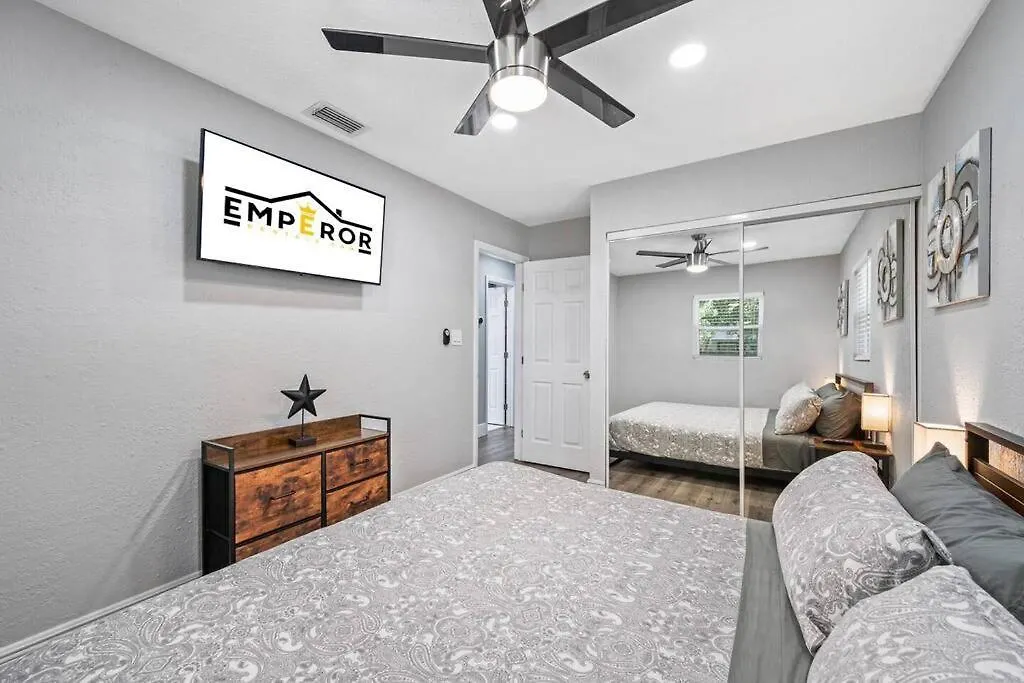 別荘 Contemporary & Fully Updated Heated Pool Home タンパ