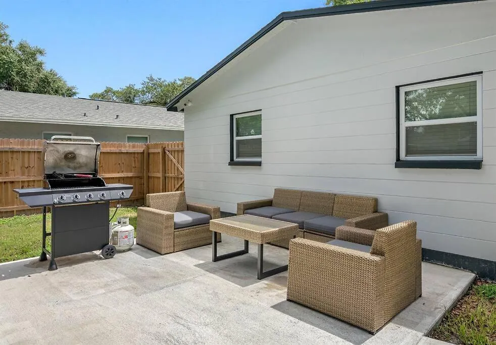 Contemporary & Fully Updated Heated Pool Home タンパ 別荘