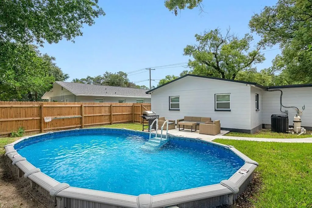 Contemporary & Fully Updated Heated Pool Home タンパ