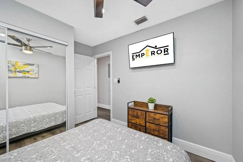Contemporary & Fully Updated Heated Pool Home タンパ 米国