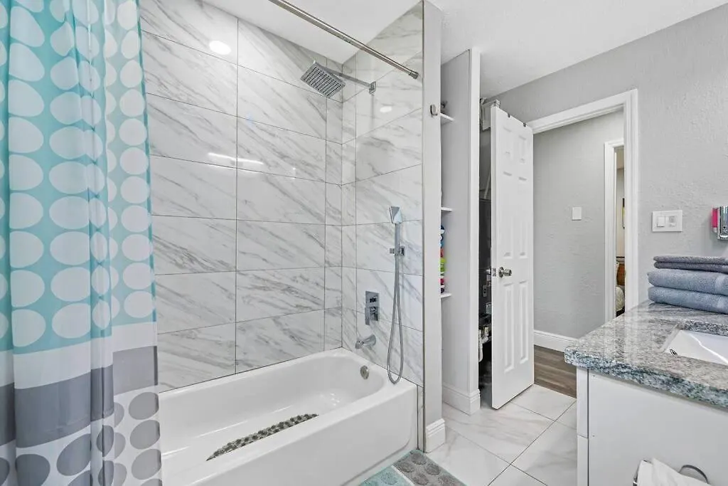 Contemporary & Fully Updated Heated Pool Home タンパ 0*,  米国