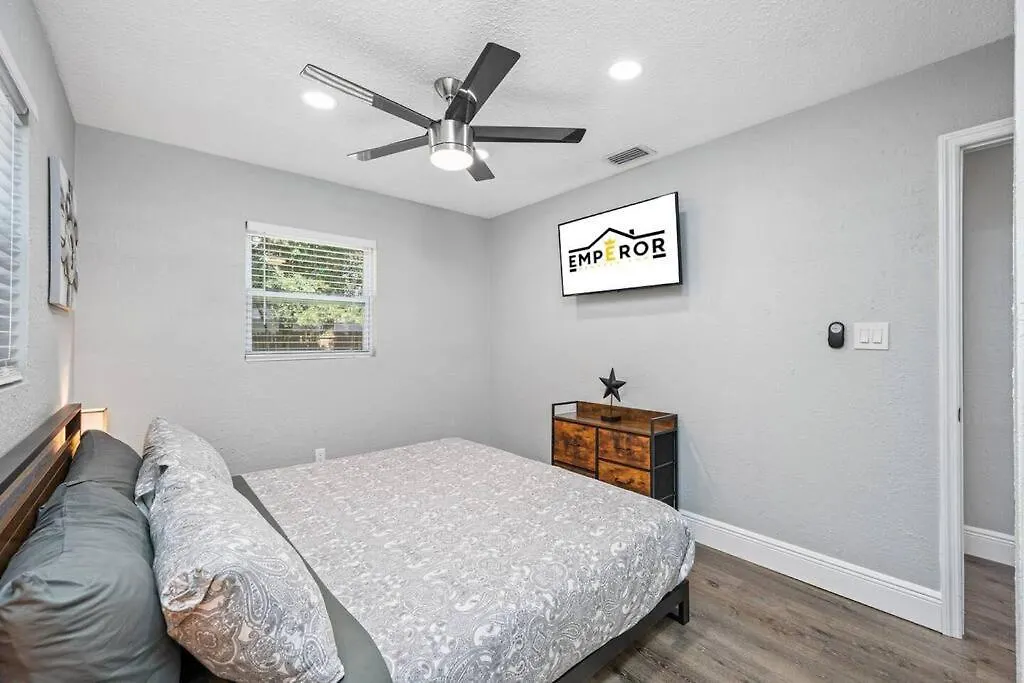 Contemporary & Fully Updated Heated Pool Home タンパ